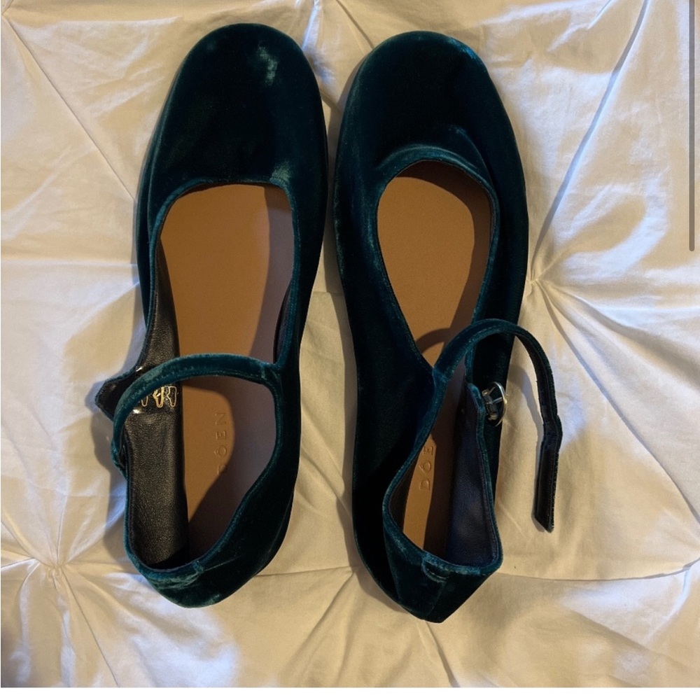 Looking for someone who owns a pair of Doen velvet flats in a womens US 10/EU 41